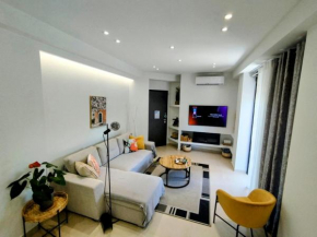 Floral Home 1 - Ground floor apt with courtyard and private parking!